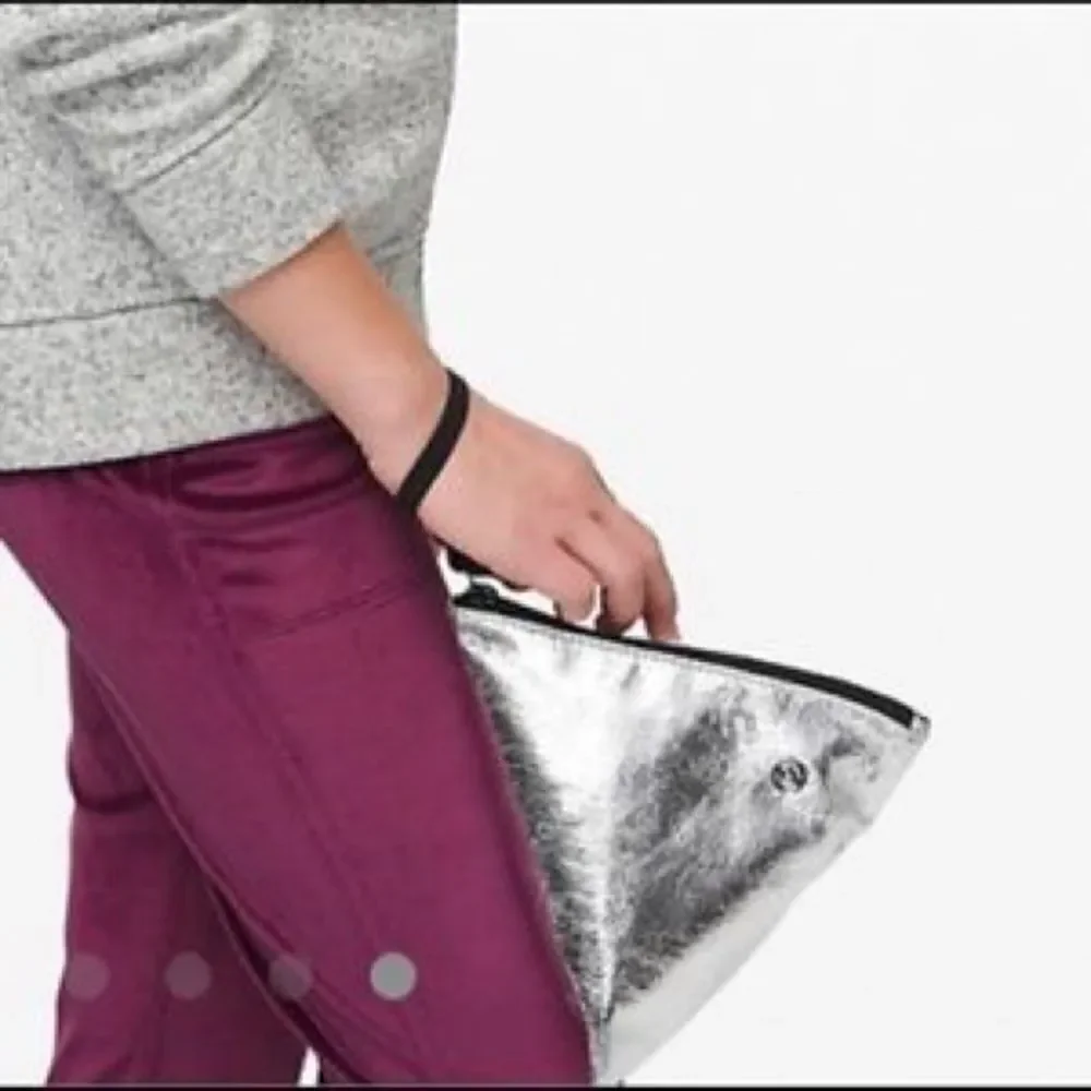 New IVIVVA Black Silver Luminous Travel Kit Cosmetic Wristlet